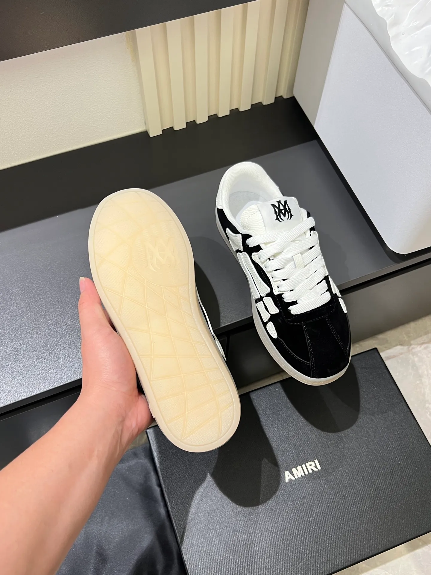 Men's shoes 💰p560 "AMIR*" new men's low-top casual sports sneakers bone shoes, another pair of irresistible bone shoes. Bone shoes are one of AMIRI's most popular items. Made of first-layer cowhide upper. The side bones are made of two cowhide laminations. It has a three-dimensional effect. The leather incisions are all oil-edged. Contrast color design. Simple style. Fashionable sports. Customized metal LOGO nameplate embellished with laces. Exclusive top-quality version. Supports contrast. Breathable mesh lining. The original rubber outsole is a must-have item for daily leisure. It is suitable for various occasions. If you pursue high quality, check it out. It is super cool on the feet and comes with a full set of original packaging! Size: 39-45!